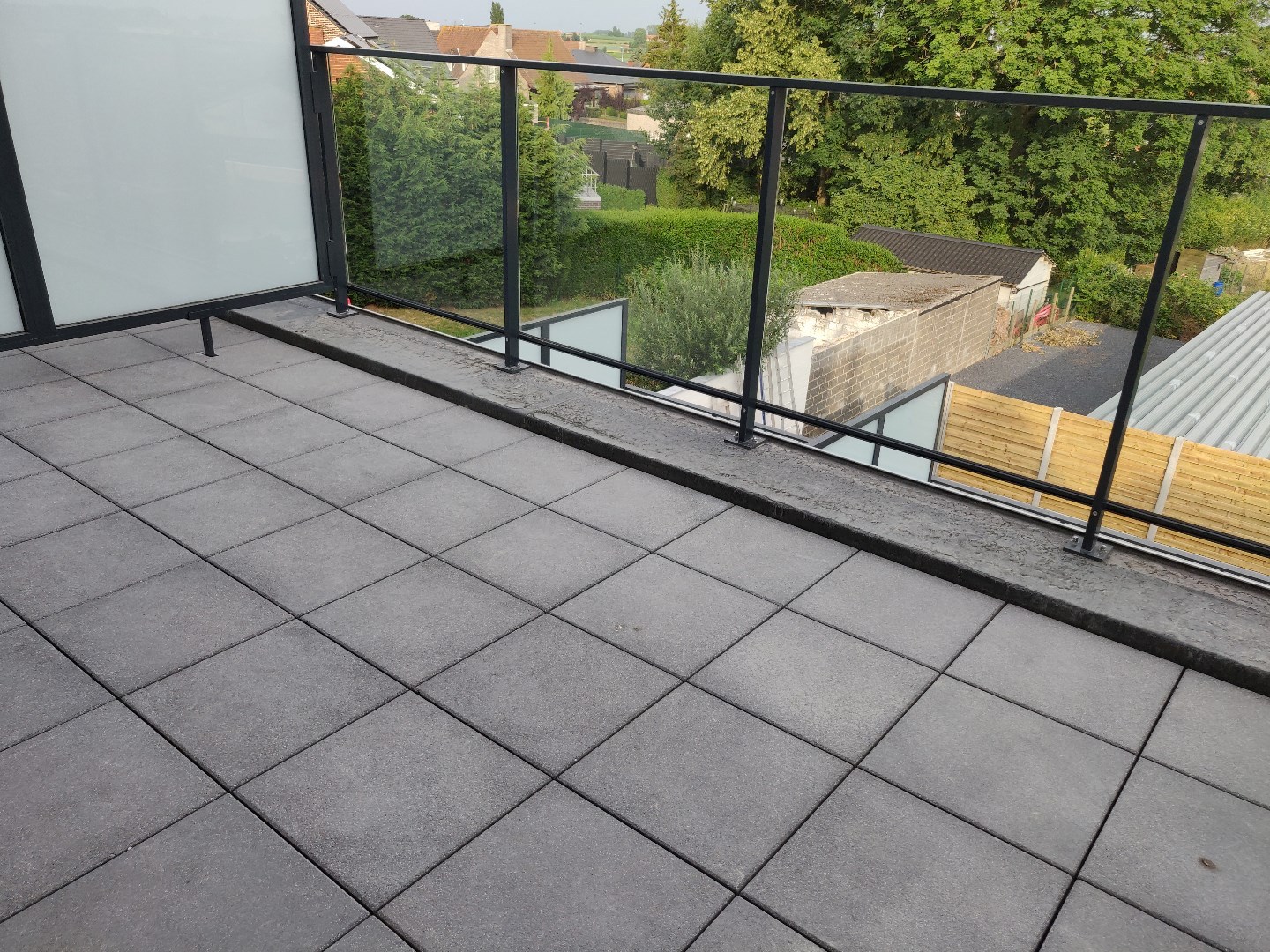 Volledig afgewerkte duplex met 2 slaapkamers en een private autostaanplaats - foto 4