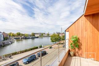 Deze pas gerenoveerde en stijlvolle woning beschikt over <strong>drie slaapkamers</strong>, <strong>twee badkamers</strong> en ligt vlakbij Dok-Noord, op slechts anderhalve kilometer van het centrum van Gent.<br /><br />Op de benedenverdieping komt u binnen in de <strong>ruime inkomhal</strong>, die toegang biedt tot twee volwaardige slaapkamers en een badkamer. Op de eerste verdieping bevindt zich de <strong>ruime leefruimte met open keuken</strong> en een <strong>prachtig zicht op het water</strong>. Mede door de grote raampartijen is deze leefruimte een echte eyecatcher en het kloppend hart van deze woning. Op de bovenste verdieping bevindt zich de <strong>derde slaapkamer met ensuite badkamer</strong>. Vanuit deze verdieping heeft u ook toegang tot het <strong>heerlijk zonnige terras</strong>,<strong> </strong>waar u kunt genieten van een leuk uitzicht over de Dokken. <br /><br />Deze woning onderscheidt zich door haar bijzonder aangename lichtinval, ruimtelijk gevoel en de hoogwaardige afwerking. De combinatie van het zicht op het water, het zonnige terras en de centrale ligging maken deze aantrekkelijke woning helemaal af. <br /><br />Ideaal voor wie <strong>comfortabel </strong>en <strong>stijlvol </strong>wenst te wonen in een volledig gerenoveerde woning in de nabijheid van het centrum van Gent. Ook <strong>interessant als investering</strong> of voor uw studerende kinderen. <br /><br />Interesse in een bezoek? <strong>Contacteer Gijs</strong> via gijs@convas.be of 0492 84 48 24 (telefonisch of via Whatsapp).