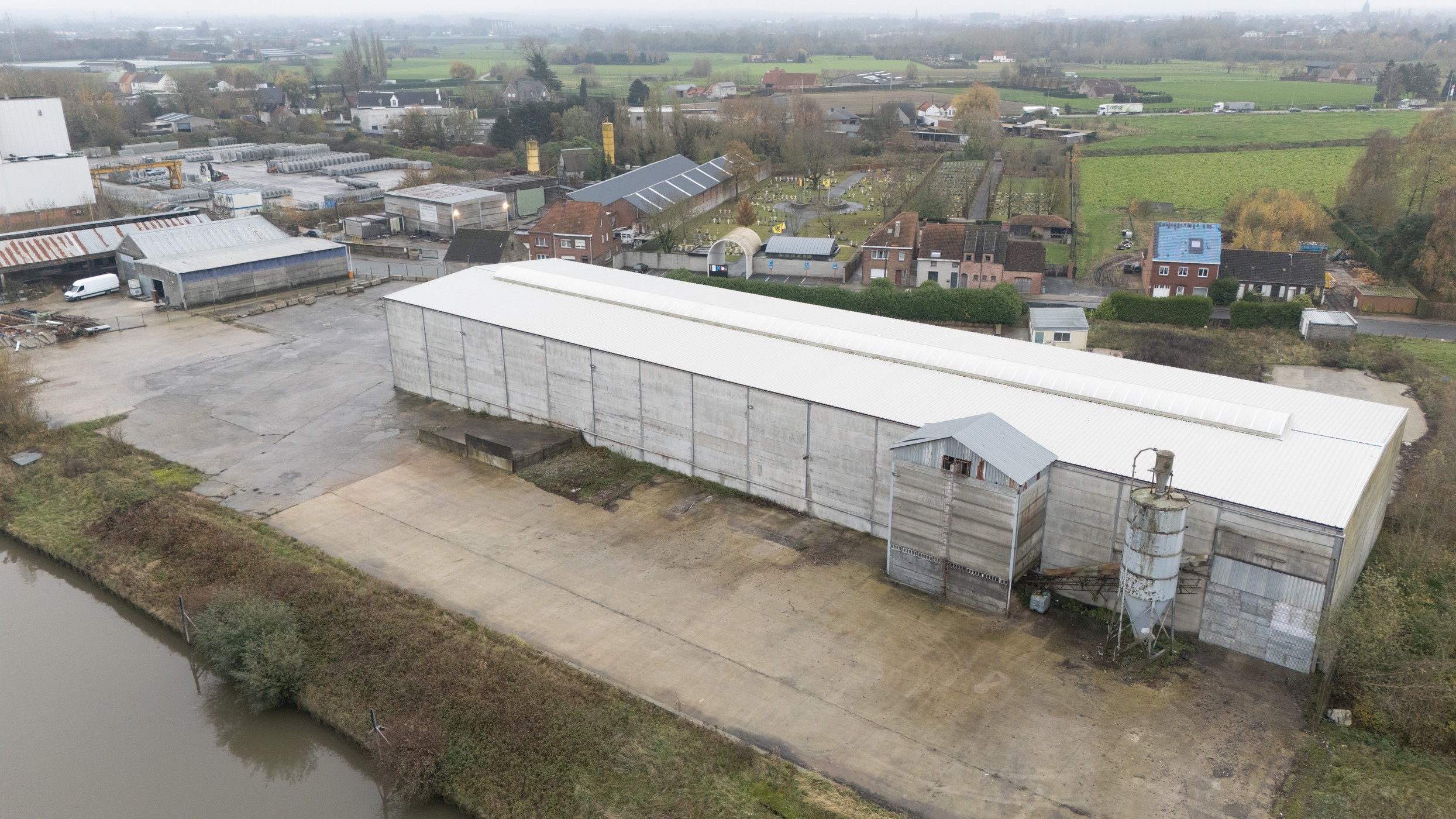 Magazijn (2250m²)  met buitenopslag (7800m²) te huur in Waregem - foto 5