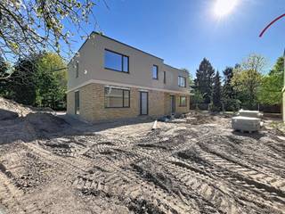 <strong>Kies voor modern, energiezuinig en zorgeloos wonen nabij centrum Wetteren.<br /><br />LIGGING<br /></strong>In een rustige doodlopende straat, nabij de Markt en het gezellige centrum van Wetteren, verrijst een exclusief nieuwbouwproject met slechts 6 woningen in een hedendaags moderne architectuur.<br /><br />Goede verbindingen met de E40 en Brusselsesteenweg brengen u snel naar Gent of Brussel. Daarnaast bevinden winkels, scholen, openbaar vervoer, wandel- en fietsroutes zich allemaal op een steenworp. <br /><br /><strong>(MOBISCORE: 8,3/10)</strong><br /><br /><strong>INDELING <br /><br /></strong>De woning biedt een uitstekende energieprestatie dankzij vloerverwarming via warmtepomp, zonnepanelen en een ventilatiesysteem D. <br /><br />U komt binnen via de inkomhal met vestiaire, een berging, een gastentoilet en toegang tot de leefruimte. <br />Geniet van een lichtrijke leefruimte met open keuken voorzien van kookeiland en ontbijtcorner.<br />Het ruime terras en de tuin vormen het verlengstuk van uw woonkamer, wat de uitzonderlijke woonbeleving bevordert. <br />Hier kan u met vrienden of familie genieten van onvergetelijke momenten die er écht toe<br />doen!<br /><br />Op het verdiep vindt u 3 slaapkamers, een apart toilet, een extra berging en een badkamer. Deze is voorzien van ligbad, douche en een dubbele wastafel. <br /><br /><strong>EXTRA TROEF <br /></strong><br />Deze halfopen bebouwing beschikt over 2 private autostaanplaatsen die inbegrepen zijn in de prijs! <br /><br /><strong>Hier leeft u in alle rust, omgeven door groen en toch dicht bij alles wat telt.<br /></strong><br />Contacteer Kevin: <strong>0476 66 55 50<br /><br /></strong>(Oppervlakten geraamd, sommige foto’s zijn van een referentieproject of zijn renders)