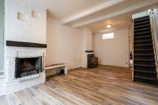 Deze woning werd kort geleden voorzien van nieuw schrijnwerk en een compleet nieuw dak<br /><br />Indeling: Op het gelijkvloers: een ruime woon en leefruimte, open en geïnstalleerde keuken, badkamer met een inloopdouche.<br /><br />Op de eerste verdieping zijn er 2 slaapkamers en er is een zolderverdieping beschikbaar.<br /><br />De woning is ideaal geschikt als investering of starterswoning!<br /><br />Wenst U deze woning te bezoeken, vraag dan zeker uw bezoek aan via onze website.