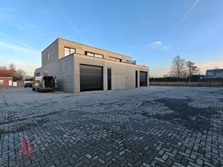 Nieuwbouw KMO-unit met een oppervlakte van 487 m² te koop langs de Hoogledestraat te Kortemark.De casco opslagruimte opgebouwd uit een...