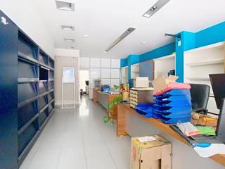 Dans la Tolpoortstraat, dans le centre animé de Deinze, vous trouverez cette propriété commerciale et résidence polyvalente. Grâce à son emplacement central, vous pouvez bénéficier d'une visibilité optimale et d'un accès facile.Le rez-de-chaussée est pratiquement divisé en trois parties : à l'avant se trouvent un espace commercial avec un bureau attenant et un espace de bureau spacieux avec rangement. À l'arrière, vous découvrirez l'espace de vie confortable avec une cuisine ouverte, qui donne sur l'espace extérieur.Au premier étage, il y a trois chambres spacieuses. Par l'escalier fixe, vous atteignez le grenier, qui offre de nombreuses options : chambres supplémentaires, salle de loisirs ou studio. Il y a également un sous-sol, idéal pour un espace de rangement supplémentaire.Ce bâtiment combine vie et travail dans un emplacement privilégié à Deinze, avec à la fois des espaces pratiques et un potentiel d'agrandissement. Une opportunité unique pour ceux qui souhaitent vivre au centre tout en exerçant une activité professionnelle.Ce bien est soumis à l'obligation de rénovation imposée par le gouvernement flamand pour les bâtiments résidentiels (sauf en cas de démolition dans les 5 ans suivant l'achat). Pour plus d'informations, veuillez consulter le site web de l'Agence flamande de l'Énergie et du Climat via https://www.vlaanderen.be/een-woning-kopen/renovatieverplichting-voor-residentiele-gebouwen