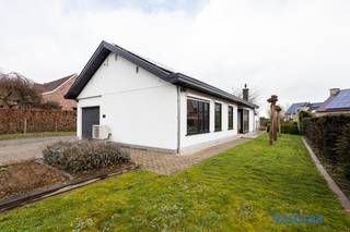 Bent u op zoek naar een instapklare woning, waar je gelijkvloers kan wonen in een groene, landelijke omgeving met een uitmuntende bereikbaarheid? Gevonden! Hier woont u in alle rust, omringd door natuur en wandelroutes, en toch met een vlotte verbinding naar winkels, scholen en E40.<br /><br />EPC label B – 119 kWh / Asbestveilig / CV Aardgas en Lucht-lucht warmtepomp / Gashaard / Elektriciteit conform / 20 Zonnepanelen met thuisbatterij van 9.6 kWh / …<br /><br />Achteraan bevindt zich de lichtrijke leefruimte met een gezellige zithoek met gashaard en open keuken, een aangename plek waar koken en tafelen in elkaar overvloeien. De keuken is volledig uitgerust met alle toestellen en afgewerkt met een stijlvol granieten werkblad, wat zorgt voor een duurzame en kwalitatieve uitstraling. Het extra ruime werkblad biedt bovendien de mogelijkheid om eraan te zitten, ideaal om te aperitieven of gezellig mee te genieten tijdens het koken.<br /><br />De bungalow beschikt over 3 volwaardige slaapkamers, waarvan twee voorzien zijn van ingemaakte kasten, wat zorgt voor extra opbergruimte en optimaal gebruik van elke vierkante meter. De badkamer is uitgerust met een douche in bad en badkamermeubel. Daarnaast is er een apart toilet met handenwasser. Een afzonderlijke technische ruimte zorgt voor bijkomende bergruimte en een nette organisatie van de installaties.<br /><br />Ook op vlak van parkeermogelijkheden scoort deze woning uitstekend. U beschikt over parkeergelegenheid voor en naast de woning én een inpandige garage, wat zorgt voor comfort en veiligheid in het dagelijks gebruik.<br /><br />In de tuin bevindt zich naast het terras nog een gezellige zithoek waar je heerlijk kan ontspannen. Deze ligt beschut onder een prachtige blauwe regen en een appelboom, die samen voor een charmante en natuurlijke sfeer zorgen. In de lente en zomer geniet je hier van schaduw, groen en een aangename rust. De ideale plek om te ontspannen of gezellig samen te zitten.<br /><br />Dankzij de gelijkvloerse indeling is deze bungalow bijzonder geschikt voor gezinnen en ouderen die comfortabel en toekomstgericht willen wonen zonder trappen. De instapklare staat maakt dat u hier meteen kan intrekken en genieten, zonder ingrijpende werken.<br /><br />De combinatie van landelijke rust, functionele indeling en uitmuntende bereikbaarheid maakt van deze woning een unieke opportuniteit in de regio.<br /><br />Bent u klaar om deze charmante bungalow zelf te ontdekken? Neem vandaag nog contact op en plan uw bezoek in. Uw nieuwe thuis wacht op u.