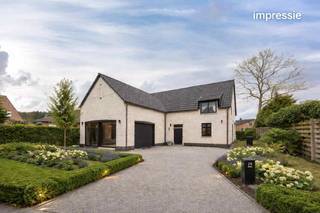 Op zoek naar een woning die u volledig naar eigen smaak en op korte termijn kan afwerken? Dan is deze houtmassieve woning op een perceel van 962 m² een unieke opportuniteit.<br /><br />De woning bevindt zich in een rustige doodlopende straat en wordt aangeboden als ruwbouw, waarbij alle nutsvoorzieningen reeds voorzien zijn. Het betreft dus uitsluitend de verdere afwerking, wat toelaat om de woning binnen ongeveer 3 maanden volledig instapklaar te maken.<br /><br />De woning beschikt over een doordachte structuur waardoor de woning eenvoudig uitgebreid kan worden naar 5 of meer slaapkamers. Bovendien leent de woning zich uitstekend voor uiteenlopende invullingen, zoals het combineren van een handelszaak met woonst, wonen voor twee gezinnen, het creëren van een inpandige garage voor twee wagens en het optimaal benutten van de aanwezige vide.<br /><br />Indeling: <br />Gelijkvloers:<br />- Inkomhal met vestiaire<br />- Leefruimte met open keuken en eetkamer<br />- Gastentoilet<br />- Berging/wasplaats<br />- Twee polyvalente ruimtes die gebruikt kunnen worden als deel van een kangoeroewoning, als praktijkruimte of deze kan ingericht worden als dubbele garage<br /><br />Verdieping: <br />- Slaapkamer 1 <br />- Slaapkamer 2 met aansluitende dressing<br />- Slaapkamer 3 met aansluitende dressing<br />- Badkamer<br />- Apart toilet<br />- Polyvalente ruimte die ingedeeld kan worden als 2 slaapkamers<br /><br />Achteraan geniet u van een ruime tuin, ideaal voor wie houdt van rust, privacy en buitenleven. De ligging nabij de E34 zorgt voor een vlotte verbinding naar Antwerpen en Turnhout.<br /><br />Mis deze kans niet en plan een bezoek!<br />0497 27 14 64<br />camilla@albert.immo<br />www.albert.immo