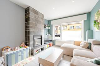 Deze woning met 3 slaapkamers en een gezellig terras is gelegen langs de Mariakerkelaan te Oostende. Vlakbij scholen, winkels en openbaar vervoer. Ideaal voor gezinnen en starters.Indeling:*Gelijkvloers: - Inkomhal met gastentoilet- ruime leefruimte - open keuken voorzien van een koelkast, vaatwasmachine combi microgolfoven en inductiekookplaat. - berging voorzien van een aansluiting wasmachine met toegang tot het terras- terras (61m²)*Eerste verdieping - nachthal - badkamer voorzien van douche, lavabomeubel en toilet- slaapkamer 1 (12m²)- slaapkamer 2 (18m²)*2de verdieping- slaapkamer 3 (31m²) of hobbyruimtePluspunten:- zonnig terras met weinig inkijk (veel privacy)- perfect voor starters of gezinnen - ideale ligging, nabij scholen, winkels en openbaar vervoer. - positieve elektrische keuring Op zoek naar een gezellige woning te koop te Oostende? Contacteer ons voor een bezoek ter plaatse. Bestuursmaatregelen in het maatregelenregister: in aanvraag