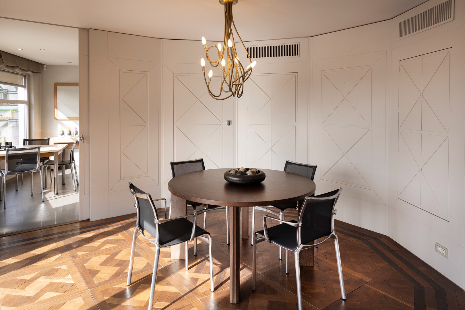 Klassevol appartement met uniek zicht op de Markt van Waregem. - photo 5
