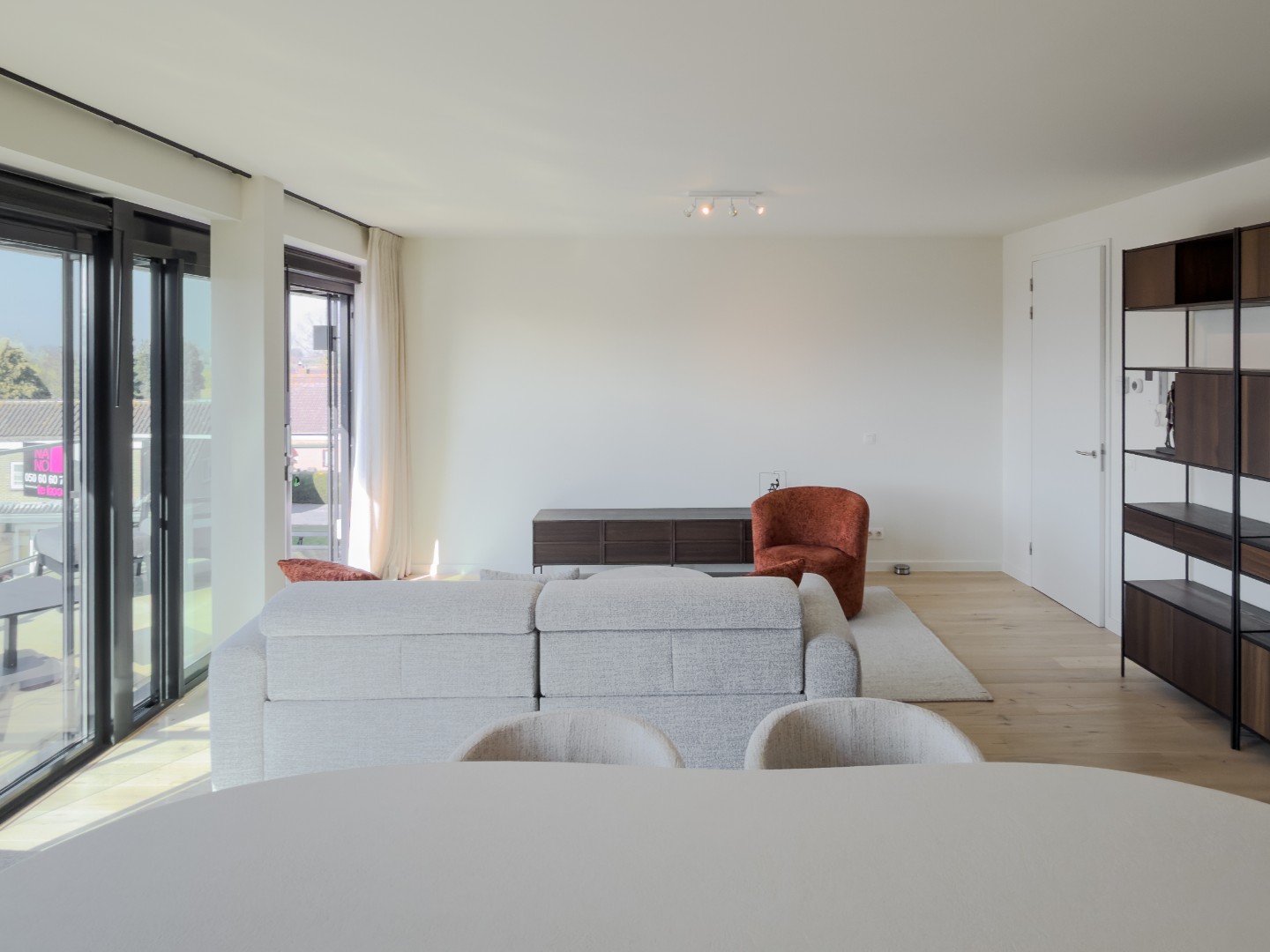 SCHITTERENDE penthouse voorzien van alle comfort, met grote zonneterrassen en paarkeerplaats in de ondergrondse garage centraal gelegen midden in het centrum van Sluis op 15 minuutjes van Knokke-Heist. - foto 4