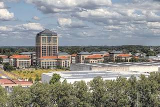 Mechelen Campus omvat een 60 m hoge toren en 10 lagere kantoorgebouwen, verbonden via een ondergrondse parking. Een mooie tuin met picknickruimte...