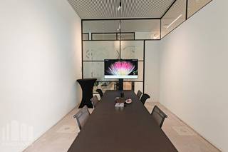 Bent u op zoek naar een unieke kantoorruimte op een toplocatie met onmiddellijke verbinding naar belangrijke snelwegen? Dan is deze kantoorruimte van 584 m² op de 1ste verdieping van de innovatieve en hypermoderne bedrijvencampus 'O-Forty' precies wat u zoekt. Gelegen naast op- en afrit 9 Oostkamp én met visibiliteit langs de E40 biedt deze ruimte een uitstekende bereikbaarheid.<br />
<br />
De kantoren zijn bemeubeld en volledig ingericht. U kunt ook gebruik maken van de gemeenschappelijke refter/ontspanningsruimte en extra vergadermogelijkheden (en seminarie ruimtes) in toren 'B'. <br />
<br />
Deze bedrijvencampus biedt nog vele andere voordelen, zoals een event space, coworking space, foodbar, fitness, padel, badgesysteem, pakjesmuur en ruime boven en ondergrondse parkeermogelijkheden. Onmiddellijk beschikbaar!<br />
<br />
EPC: 20260731-0020085613-NR-1<br />
<br />
Neem contact op met PANORAMA B2B voor bijkomende inlichtingen, plannen of een vrijblijvend plaatsbezoek via 0479 70 70 73.