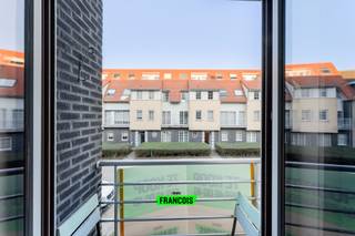 Instapklaar 2-slaapkamerappartement op topligging in Vosseslag!<br /><br />Dit energiezuinige (EPC B) appartement met twee slaapkamers is ideaal gelegen in het hart van Vosseslag, op wandelafstand van strand, zee, duinen en bos. Dankzij de vlotte verbindingen via invalswegen en openbaar vervoer bereikt u snel het centrum van De Haan en Bredene.<br /><br />Het appartement bevindt zich op de eerste verdieping en verwelkomt u via een inkomhal met praktische ingemaakte kasten. De lichtrijke woonkamer met open, volledig uitgeruste keuken geeft rechtstreeks toegang tot het balkon. Verder beschikt het appartement over een aparte berging, een badkamer met lavabo, douche en toilet, en twee ruime slaapkamers.<br /><br />De elektriciteit is conform en het gebouw is voorzien van een lift, wat het wooncomfort extra verhoogt.<br /><br />Bij het appartement hoort een staanplaats die verplicht mee aan te kopen is aan €10.000. In het complex is ook een afgesloten fietsenberging aanwezig. <br /><br />Dit appartement is ideaal als vaste woonst, investering of als tweede verblijf aan de Belgische kust.<br /><br />Wenst u kans te maken op deze topper? Neem dan zeker contact op met Victor via het nummer +32 470 64 60 28 of via mail naar Victor@immofrancois.be. Daarnaast kan u ook steeds bij ons terecht voor een gratis en vrijblijvende waardebepaling van uw eigendom. <br /><br />