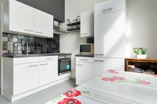 Op zoek naar een opbrengsteigendom met potentieel op een centrale locatie in Tienen? Dit gebouw in de levendige stationsomgeving biedt heel wat mogelijkheden voor investeerders of renovatieprojecten met toekomstperspectief.<br /><br />Het pand beschikt over een totale bewoonbare oppervlakte van 132 m² en is momenteel ingedeeld in vier studio’s, waarvan één met een privatief terras. Dankzij de praktische indeling en de gunstige ligging vlak bij openbaar vervoer, winkels en andere voorzieningen vormt dit eigendom een interessante basis voor wie op zoek is naar een rendabele investering.<br /><br />Het gebouw dient gerenoveerd te worden, maar biedt na opfrissing of herontwikkeling mooie opportuniteiten op de huurmarkt. De centrale ligging zorgt bovendien voor een blijvende aantrekkingskracht bij huurders.<br /><br />De huidige maandelijkse huurinkomsten bedragen €2.060, wat het potentieel van dit pand als opbrengsteigendom extra in de verf zet.<br /><br />Kortom, een eigendom met veel mogelijkheden voor wie waarde wil creëren op een strategische locatie.<br /><br />Meer informatie of een bezoek? Neem gerust contact met ons op.