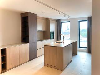 2-kamerappartement in de nieuwbouwresidentie Sir James op de meerlaan. Verlichting, was- en droogautomaat en maatbemeubilair zoals bureau, TV-meubel, dressoir, slaapkamerkast, .... aanwezig: enkel uw tafel, zetel en bedden verhuizen !<br />Superzuinig dankzij zonnepanelen en warmtepomp met grondboringen.<br />Garage met oplaadstation voor elektrische wagen.<br />3e verdieping met wijds uitzicht en dit gelegen in het centrum van Zottegem op wandelafstand van winkels en horeca!<br />Lift, videofoon, 3-puntsluiting, zonnewering, muggenramen, ... kortom alle comfort !<br />Bezoeken bel 09 328 57 78