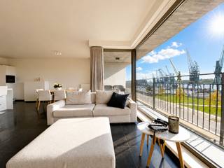 <p>Cet appartement d'environ 100 m² est situé au deuxième étage de la résidence « Liberty ». Une nouvelle construction qui attire immédiatement l'attention dans le quartier branché de l'Eilandje. Avec l'Escaut à proximité et le musée Red Star Line à deux pas, cet emplacement est sans aucun doute le point de départ idéal pour découvrir la ville.</p>
<p>L'appartement est entièrement revêtu de pierre naturelle bleue, ce qui lui confère un aspect luxueux.</p>
<p>Dans le salon, vous pouvez profiter en toute tranquillité d'une magnifique vue frontale sur l'Escaut grâce aux grandes baies vitrées coulissantes. Celles-ci donnent sur la terrasse ensoleillée d'environ 7 m² orientée à l'ouest.</p>
<p>La cuisine ouverte avec îlot central est de couleur blanche et équipée d'appareils électroménagers encastrés de qualité. Un espace de rangement séparé dispose des raccordements pour la machine à laver et le sèche-linge.</p>
<p>La chambre principale est située à l'arrière, au calme, et donne sur la magnifique deuxième terrasse d'environ 13 m². À côté se trouve la première salle de bains moderne avec douche à l'italienne et meuble lavabo. La deuxième chambre a également accès à la terrasse et peut parfaitement être aménagée en chambre d'amis, chambre d'enfant ou bureau. Elle peut utiliser une deuxième salle de bains avec douche et lavabo.</p>
<p>Toilettes séparées pour les invités.</p>
<p>De plus, un double emplacement de parking souterrain est disponible à la location pour 190 euros par mois.<br /><br />Charges communes : 120 euros.<br />Toutes les charges sont à la charge du locataire.<br /><br />Disponible immédiatement.</p>