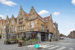 In het hart van Diksmuide, pal aan de Grote Markt, bevindt zich deze uitstekend draaiende en gekende brasserie–tearoom.<br />Dankzij de topligging, de jarenlange sterke reputatie én de grondige vernieuwingen in 2019 biedt deze zaak een unieke opportuniteit voor wie een instapklare horecazaak zoekt op een locatie met maximale zichtbaarheid en passage.<br /><br />Boven de zaak bevindt zich een ruim en lichtrijk appartement met een prachtig uitzicht over de Grote Markt – ideaal voor eigen bewoning of personeel.<br /><br />Indeling<br />Gelijkvloers<br /><br />- Gezellig restaurant met 34 comfortabele zitplaatsen<br />- Praktische, goed ingedeelde keuken<br />- Sanitaire voorzieningen<br />- Ruime terrassen goed voor totaal 58 zitplaatsen<br /><br />Eerste verdieping<br />- Lichtrijke woonkamer<br />- Volledig ingerichte keuken<br />- Slaapkamer<br />- Badkamer<br />- Afzonderlijk toilet<br /><br />Zolderverdieping<br />- Extra slaapkamer<br />- Berging<br /><br />Kelder<br />- Volledig onderkelderd – ideaal voor stockage<br /><br />Bijzonderheden<br />- Vernieuwde en gekeurde lift tot aan kelder en eerste verdieping<br />- Verwarming via condensatieketel op aardgas + deels gasradiatoren<br />- Rolluiken op eerste verdieping<br />- Bevloering in tegels en laminaat<br />- Vrij van brouwer<br /><br />Overnameprijs wordt gevraagd<br /><br />Een echte aanrader voor wie op zoek is naar een horecazaak te koop in het centrum van Diksmuide!<br /><br />Wil je ondernemen op een locatie die elke dag opnieuw rendeert? Grijp dan nu je kans.<br /><br />Benieuwd naar deze eigendom? Neem contact op via julie@bricx.be of 0479 616 455.<br /><br />Dit pand wordt verkocht onder het systeem van START 2 FINISH.<br />Elk prijsvoorstel gelijk of hoger dan deze startprijs wordt voorgelegd aan de verkoper(s) die dit al dan niet kan aanvaarden.<br />Startprijs: 450.000 EUR