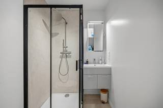 <span><strong>***alle informatie op www.connect-immo.be***</strong></span><br /><br /><strong>De Tiensestraat</strong><span> </span>ademt sfeer met zijn<span> </span><strong>heterogeen straatbeeld</strong>: enerzijds heb je de verschillende stijlen van historische gebouwen en anderzijds kan je er een combinatie vinden van woonhuizen, handelspanden en kantoren.<br /><br /><span>Niet alleen de leuke ligging van het pand is een troef maar ook de faciliteiten in de nabijheid zijn mooi meegenomen. Supermarkten, scholen, campussen, aula’s, faculteiten, printshops, apotheek… op wandel/ fietsafstand. Wil je graag een avondje stappen dan is de Oude Markt op wandelafstand. Ook voor een hapje en drankje ben je in de Parijsstraat/ Muntstraat/ Tiensestraat aan het juiste adres. Leuven zit vol met verborgen schatten en met een kot in de Tiensestraat zal het een dagelijkse ontdekking zijn.<br /></span><br /><span>Deze studentenresidentie is een </span><strong>vernieuwbouwproject</strong><span>. De renovatie wordt uitgevoerd met aandacht voor detail, afwerking en kwaliteitsvolle materiaalkeuze. Ook voldoet het gebouw aan </span><strong>de gevraagde strenge energiezuinigheidsnormen.</strong><span> De entiteiten zijn kamers eigen sanitair, dewelke volledig bemeubeld aangeboden worden. Bovendien is er </span><span>een gemeenschappelijke keuken aanwezig zodat studenten samen kunnen kokerellen! Een echte troef aan dit pand is de gemeenschappelijke buitenruimte, waar de studenten gezellig samen kunnen ontspannen!<br /></span><br /><span><strong><span>Interesse? Vraag je brochure op en plan uw bezoek in met onze Expert Investeringsvastgoed: Jacky@connect-immo.be of 0495 53 46 49</span><br /></strong></span><br /><span>EPC: 13 kWh/m2jaar - A label - 3010931</span><br /><strong>Verkoop onder het registratiestelsel</strong><br /><span>Wg, G</span><span>dv, Gvkr, Gvv</span>