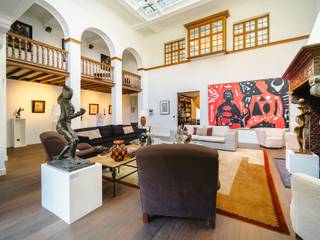In a discreet, sought-after street just a stone's throw from Place du Châtelain, this exceptional property captivates visitors with its...