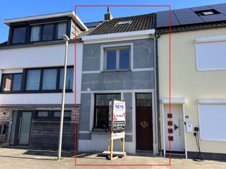 Verzorgde woning met twee slaapkamers, een leuke tuin met berging, een aagenaam leefgedeelte met open en volledig ingerichte keuken. Vooraan de...