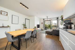 <p><span>Instapklaar 3-slaapkamerappartement met terras en ondergrondse autostaanplaats in Mortsel</span></p><p><span> </span></p><p><span>Op zoek naar een modern, energiezuinig en instapklaar appartement in Mortsel? Dan is dit prachtige appartement aan de Lode Vissenaekenstraat 54, bus 33 absoluut het ontdekken waard!</span></p><p><span>Dit </span><span>recent appartement uit 2019</span><span> bevindt zich op de </span><span>6de verdieping</span><span> van een verzorgd gebouw en is vlot bereikbaar met de aanwezige </span><span>lift</span><span>. Dankzij de mooie ligging, het hedendaagse comfort en de uitstekende </span><span>EPC-score A</span><span> is dit een ideale woning voor wie zorgeloos wil wonen.</span></p><p><span> </span></p><p><span>De leefruimte geniet van een aangename lichtinval en vormt samen met de keuken een gezellige en praktische leefomgeving. De drie slaapkamers bieden voldoende ruimte voor een gezin, thuiskantoor of hobbykamer. De extra berging zorgt bovendien voor de nodige praktische opbergruimte.</span></p><p><span> </span></p><p><span>De maandelijkse algemene kosten bedragen </span><span>€111</span><span> en omvatten onder meer de kosten voor de </span><span>syndicus, minuterie, poetsen van de gemeenschappelijke delen, onderhoud van de voortuin, blokpolis en het reservekapitaal</span><span>.</span></p><p><span>Bij het appartement dient verplicht een </span><span>ondergrondse autostaanplaats</span><span> te worden aangekocht voor </span><span>€30.000</span><span>. Een absolute meerwaarde voor wie comfortabel en veilig wil parkeren.</span></p><p><span> </span></p><p><span>Troeven op een rijtje</span></p><ul><li><span>Recent bouwjaar </span><span>2019</span></li><li><span>3 slaapkamers</span></li><li><span>Extra </span><span>berging</span></li><li><span>2 toiletten</span></li><li><span>Aangenaam </span><span>terras</span></li><li><span>Lift aanwezig</span></li><li><span>Uitstekende </span><span>EPC-score A</span></li><li><span>Voorzien van een </span><span>ventilatiesysteem</span></li><li><span>Gemeenschappelijke kosten: slechts </span><span>€111/maand</span></li></ul><p><span>Modern, energiezuinig, praktisch ingedeeld én instapklaar!</span></p><p><span>Benieuwd naar dit mooie appartement? </span><span>Plan dan zeker een bezoek en ontdek zelf de ruimte, het comfort en de afwerking van deze prachtige woonst!</span></p><p><span>Ook een gratis en vrijblijvende schatting van uw woonst? Contacteer ons dan zeker.</span></p><p><span>Sven@home4you.be</span></p><p><span> </span></p><p><span> </span></p>