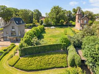 <p>Deze bouwgrond van 994m2 is topgelegen aan de voet van het Kluisbos, genietend van een PRACHTIG ZICHT. <br />Veel potentieel. <br />Vergunning voor 4 appartementen aanwezig (geen verplichting). <br /><br />Geen bouwverplichting, mooie bouwgrond op een TOPLOCATIE. <br /><br />Bezoek na afspraak met IMMO BEGUIN: info@immobeguin.be</p>