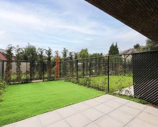 <p>In het recente woonproject <strong>Hof van Emblehem</strong> in Ranst bevindt zich dit verzorgd <strong>gelijkvloers appartement met één slaapkamer</strong>, gebouwd in <strong>2018</strong>. Het appartement is gelegen in een <strong>autoluwe straat</strong>, wat zorgt voor een rustige en aangename woonomgeving.</p><p><br /></p><p>De <strong>lichtrijke leefruimte</strong> sluit naadloos aan op de open, volledig ingerichte keuken en geeft uit op het <strong>terras en de privatieve tuin</strong>. Grote raampartijen zorgen voor veel natuurlijk licht en een vlotte verbinding tussen binnen en buiten.</p><p>De <strong>slaapkamer</strong> is rustig gelegen en biedt voldoende ruimte voor een comfortabel slaapgedeelte. De <strong>badkamer</strong> is modern afgewerkt met een inloopdouche en stijlvol lavabomeubel. Verder beschikt het appartement over een afzonderlijk gastentoilet en een praktische inkomhal met opbergruimte.</p><p><br /></p><p>Dit appartement bijzonder geschikt voor wie comfortabel en zorgeloos wil wonen. De centrale ligging in Ranst combineert rust met een goede bereikbaarheid en nabijheid van lokale voorzieningen.</p><p><br /></p><ul><li>Instapklaar gelijkvloers appartement </li><li>Privatieve tuin met deels overdekt terras</li><li>Hedendaagse en kwalitatieve residentie.</li></ul>