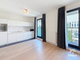 <p><strong>ETTERBEEK - In de Europese wijk, in de nabijheid van alle Europese instellingen, dicht bij openbaar vervoer en winkels, in het project "Belview", ONBEMEUBILEERDE studio met slaaphoek van circa 50m² woonoppervlakte.</strong></p>
<p><span>Op de 4e verdieping:</span></p>
<ul>
<li>
<p>Inkomhal met apart toilet</p>
</li>
<li>
<p>Leefruimte van circa 20m² (5,7 x 3,5) met toegang tot een terras van circa 5m²</p>
</li>
<li>
<p>Op de leefruimte open keuken volledig uitgerust (oven, kookplaten, afzuigkap, koelkast/vriezer, vaatwasser) met een wasruimte voorzien van wasmachines</p>
</li>
<li>
<p>Slaaphoek van circa 11m² (3,1 x 3,5)</p>
</li>
<li>
<p>Doucheruimte (douche, wastafel)</p>
</li>
</ul>
<p>Kelder<br />Parkeerplaats inbegrepen in de huurprijs.</p>
<p>Lasten van 170€/maand - Forfait van 100€ voor de gemeenschappelijke delen en 70€ voorschot voor warm water en verwarming!<br />Eenmalige verhuiskosten van 50€!<br />Verzekering afstand van verhaal: 90€/jaar</p>