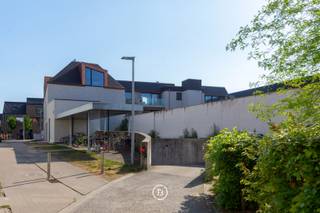 Dit éénslaapkamerappartement van 71 m² biedt een compacte maar complete woonoplossing in het historische Brugge. Met een terras, moderne afwerking en vloerverwarming geniet je hier van hedendaags comfort in een rustige omgeving. Ideaal voor starters of als investering met zorgeloos rendement.<br /><br />Over het project<br />Weylerhof is een kleinschalige residentie die moderne nieuwbouw combineert met comfort, veiligheid en energiezuinigheid. Er is de mogelijkheid om optioneel een ondergrondse garage en/of privatieve berging aan te kopen.<br /><br />Ligging<br />De Ezelstraat bevindt zich op wandelafstand van het hart van Brugge en biedt de perfecte balans tussen stadsleven en rust. Een locatie met karakter, vlotte bereikbaarheid en alle voorzieningen dichtbij.<br /><br />Investeringsopportuniteit<br />Dankzij de compacte indeling en centrale ligging is dit appartement bijzonder interessant voor wie zoekt naar een rendabele investering met lage instapprijs en hoge verhuurwaarde. <br /><br />Link naar de website: https://weylerhof.be/<br />Oplevering voorzien voor het einde van het jaar.