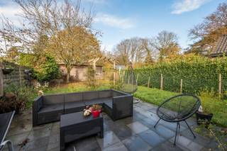 <p>Te koop: halfopen woning in Beveren, vlot bereikbaar en met een ruime tuin en oprit.</p>

<p>Deze woning uit 1961 ligt aan de Gentseweg, op korte afstand van openbaar vervoer en belangrijke invalswegen. De gezellige leefruimte vormt het hart van het huis, terwijl de tuin van 225 m² en de oprit voor de wagen zorgen voor extra comfort. Dankzij de centrale ligging geniet u van een vlotte verbinding naar omliggende gemeenten en steden.</p>

<p>Belangrijkste ruimtes:<br />• Ruime woonkamer (32 m²) met veel lichtinval<br />• Hal (6 m²) als inkomruimte<br />• Badkamer (6,5 m²) met douche, ligbad en dubbele wastafel in meubel<br />• Kleine hal (2 m²)<br />• Berging (3 m²) met aansluiting voor wasmachine en droogkast<br />• Keuken (10 m²) volledig ingebouwd met ingemaakte kasten<br />• Tuin (225 m²) ideaal voor ontspanning<br />• Slaapkamer (19 m²)<br />• Slaapkamer (10 m²)<br />• Veranda (18 m²) met zicht op de tuin</p>

<p>Troeven:<br />• Vlotte bereikbaarheid via invalswegen en openbaar vervoer<br />• Ruime tuin en oprit voor de wagen<br />• Gezellige leefruimte als centrale ontmoetingsplek</p>

<p>Neem vandaag nog contact op met uw ERA-makelaar voor een bezoek.</p>

<p> </p>

<p>JOUW DROOMHUIS. ZO GEVONDEN!</p>