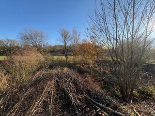 RUIM PERCEEL BOUWGROND VOOR EEN OPEN BEBOUWING MET EEN OPPERVLAKTE VAN MAAR LIEFST 17A 36CA, 25 METER BREED EN ONGEVEER 65 METER DIEP, MET...