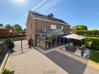 <br /><br />INSTAPKLARE EN ENERGIEZUINIGE HALFOPEN BEBOUWING met 3 SLAAPKAMERS, GARAGE en achterliggende BOOMGAARD, gelegen in het RUSTIGE Balegem (Oosterzele). Deze woning combineert HEDENDAAGS COMFORT met een GUNSTIGE LIGGING, vlakbij het station, winkels, scholen en BELANGRIJKE INVALSWEGEN (N42 en E40). Dankzij de aanwezigheid van 16 ZONNEPANELEN, een ZONNEBOILER, WARMTEPOMP (lucht/lucht), AIRCO'S en een CENTRAAL STOFZUIGSYSTEEM geniet u van een ZORGELOZE en ENERGIEZUINIGE WOONERVARING (EPC-label B).<br />De indeling gaat als volgt: via de inkomhal met gastentoilet betreedt u de ruime leefruimte. Aansluitend bevindt zich de ingerichte keuken, die toegang biedt tot een lichtrijke veranda met zicht op de tuin. Op de 1ste verdieping bevinden zich 3 slaapkamers en een ingerichte badkamer. De zolderverdieping, bereikbaar via een valtrap, biedt bijkomende opslag- of uitbreidingsmogelijkheden.<br />Buitenshuis beschikt deze eigendom over een ruime oprit met automatisch hek en aparte garage met sectionale poort, een zonnig terras, een onderhoudsvriendelijke tuin en een achterliggende boomgaard, ideaal voor wie wil genieten van rust en groen.<br /><br />Adres: Sint-Martensdries 28A te Balegem (Oosterzele)<br /><br />EPC: 110 kWh/m², G-score en P-score A, Geen renovatieverplichting van toepassing, Bestuursmaatregelen in het maatregelenregister: Nee