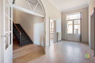 <p><span>Gelegen in het bruisende hart van Vilvoorde bevindt zich deze uitstekend gelegen kantoorruimte met tal van mogelijkheden. Het gebouw beschikt over twee volwaardige verdiepingen die flexibel kunnen worden ingericht als kantoor- of praktijkruimte, volledig afgestemd op uw professionele noden. De hoge plafonds en de overvloedige natuurlijke lichtinval zorgen voor een aangename en inspirerende werkomgeving, terwijl het karakter van het pand extra cachet toevoegt aan uw bedrijfs uitstraling. Aan de achterzijde van het gebouw zijn bovendien vier privatieve staanplaatsen beschikbaar, die optioneel kunnen worden bij gehuurd een absolute troef in het stadscentrum. Interesse? Neem vrijblijvend contact met ons op voor een bezoek!</span></p>