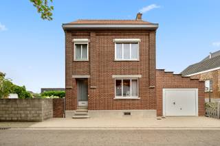 Op zoek naar een woning met ruimte, rust en mogelijkheden? Deze charmante gezinswoning biedt een uitstekende basis om er helemaal uw eigen thuis van te maken. De woning is goed onderhouden, maar kan hier en daar nog wat opgefrist worden, waardoor u de kans krijgt om ze volledig naar uw eigen smaak in te richten.<br />De rustige ligging is één van de grote troeven: u geniet van een aangename woonomgeving met een mooie tuin waar u heerlijk kunt ontspannen, terwijl alle nodige voorzieningen op korte afstand bereikbaar zijn. Scholen, winkels, restaurants en openbaar vervoer bevinden zich vlakbij, wat zorgt voor een ideale combinatie van comfort en bereikbaarheid.<br />Binnenin beschikt de woning over een ruime indeling met maar liefst vier slaapkamers, ideaal voor een gezin of voor wie extra ruimte wenst. De ingerichte keuken sluit aan bij de gezellige leefruimtes, met onder andere twee woonkamers en een aparte eetkamer. Dankzij de verschillende leefruimtes is er volop plaats voor ontspanning, gezellig samenzijn en eventueel een thuiswerkplek.<br />Daarnaast beschikt de woning over een grote garage en twee praktische bergruimtes, waarvan één perfect dienst kan doen als wasplaats. Extra opslagmogelijkheden zorgen voor een aangenaam en georganiseerd wooncomfort.<br />De combinatie van de rustige omgeving, de ruime woning, de mooie tuin en de uitstekende ligging maakt dit een unieke kans voor wie op zoek is naar een ruime gezinswoning met potentieel.<br />Een woning met karakter, ruimte en mogelijkheden, klaar om uit te groeien tot uw nieuwe thuis.