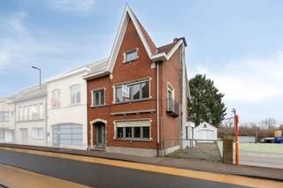 Voor meer informatie of een bezoek, bel 054 69 39 31 - Op een strategische locatie in Denderleeuw bevindt zich deze instapklare,...