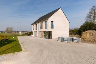 En périphérie de la ville de Torhout, un nouveau projet a été lancé en vue d'un habitat qualitatif et durable. L'ensemble du projet se compose de...