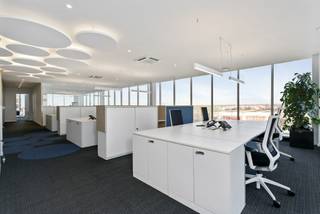 Kantoorruimtes te huur van 222m² en 398m , gelegen in het Ahlers Building. Dit bedrijfsgebouw is gelegen op een unieke locatie in de Antwerpse Haven, aan de overgang van het Albertdok naar het Leopolddok.