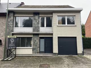 <p>Deze charmante woning, gelegen aan de Kanunnik Schoolslaan 51 te Landen, combineert een statige uitstraling met een warme, huiselijke sfeer. Dankzij haar praktische indeling en aangename ruimtes is dit de ideale thuisbasis voor zowel starters als gezinnen die op zoek zijn naar comfort en mogelijkheden.<br /><br />De woning geniet van een uitstekende ligging, waar rust en bereikbaarheid hand in hand gaan. Je woont hier in een aangename woonomgeving, terwijl het centrum van Landen, het station en diverse winkels zich op korte afstand bevinden.<br /><br />Bij het binnenkomen word je meteen verwelkomd in een ruime inkomhal. Van hieruit wandel je door naar de gezellige leefruimte, waar je ongetwijfeld heel wat fijne momenten zult doorbrengen. Aansluitend bevinden zich de functioneel ingerichte keuken, een praktische bijkeuken en een apart toilet. Via de bijkeuken heb je bovendien rechtstreeks toegang tot de garage, die voorzien is van een elektrische sectionaalpoort.<br /><br />Op de eerste verdieping bevinden zich drie slaapkamers en ruime ingerichte dressing.<br />Eén van de slaapkamers staat in directe verbinding met de badkamer, wat zorgt voor extra comfort. Samen met het aparte toilet vormt dit een aangename en praktische verdieping voor het hele gezin. Daarnaast beschikt de woning nog over een ruime bergzolder waar de mogelijkheid is voor extra kamers, een kelder die ideaal is voor het opbergen van al je spullen.<br /><br />Buiten geniet je van een rustige omgeving waar het heerlijk thuiskomen is na een drukke dag. Deze woning biedt niet alleen een fijne plek om te wonen, maar ook de kans om er helemaal je eigen thuis van te maken. Met haar mooie basis en vele mogelijkheden kan je hier jouw woonverhaal volledig naar wens verder schrijven.<br /><br />Ben je op zoek naar een warme woning met karakter, ruimte en potentieel op een centrale ligging? Dan nodigen wij je graag uit om deze woning zelf te komen ontdekken. Misschien wordt dit wel jouw nieuwe thuis. </p>