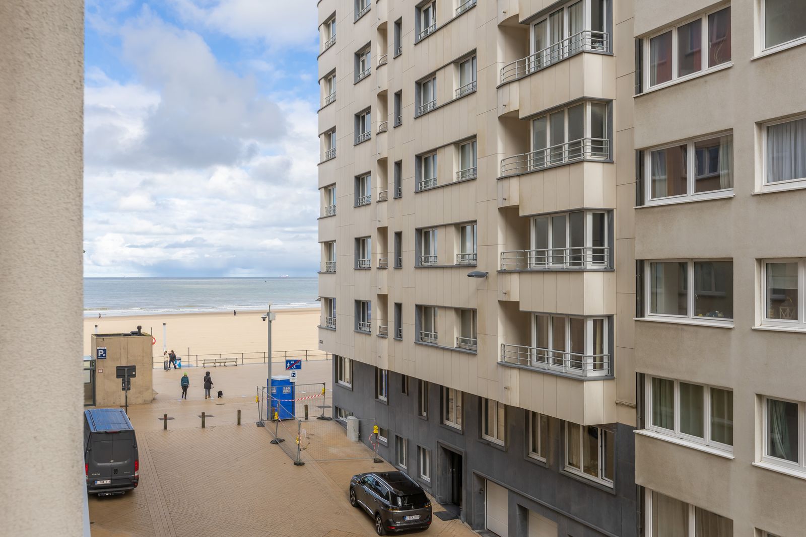 Ruim en lichtrijk appartement met 3 slaapkamers pal aan strand - foto 5