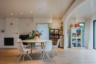Deze vrijstaande woning in Harelbeke langs de Kortrijksesteenweg biedt verrassend veel ruimte, een grote tuin en heel wat troeven. Via de oprit bereik je de garage van 55 m² met toegang tot de tuin. <br /><br />De inkomhal geeft toegang tot de bijzonder ruime leefruimte met parket en veel lichtinval. Aansluitend bevindt zich de vernieuwde keuken met zitgedeelte. Op het gelijkvloers zijn er 2 slaapkamers en een badkamer die nog naar eigen smaak kunnen worden opgefrist. Boven zijn er nog 3 slaapkamers, waarvan 1 met dressing en een vernieuwde badkamer met douche, toilet en lavabo meubel.<br /><br />De kelder doet dienst als was- en bergruimte en geeft toegang tot de tuin. Buiten geniet je van een terras met luifel en een tuin rondom de woning.<br /><br />Extra troeven: grotendeels vernieuwde ramen & elektrische rolluiken, elektrische zonwering aan de veluxramen, vliegramen, zonnepanelen, condenserende ketel, vernieuwd en geïsoleerd dak en regenwaterput van 10.000 liter. De meeste werken dateren van 2023.<br /><br /><br />Waarom dit aanbod overwegen?<br /><br />✔ Vrijstaand<br />✔ 5 slaapkamers + dressing<br />✔ 55 m² garage<br />✔ 2 badkamers<br />✔ 8 zonnepanelen<br />✔ Dak vernieuwd & geïsoleerd<br />✔ Regenwater 10.000 l<br /><br />Interesse, bel 0471 69 44 30<br />Attesten & documenten: www.nestr.be
