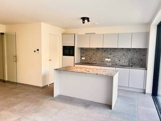 Dit exclusieve appartement met 2 slaapkamers ligt in de gloednieuwe residentie Gaz’eau. Gaz’eau is een architecturaal hoogstandje in een rustige straat midden in het centrum van Hasselt (Gazometerstraat). Vanuit deze toplocatie, vlak bij de kleine ring, wandelt u zo het bruisende stadscentrum in. Het project is omgeven door groen, waardoor u vanaf uw terras geniet van een uitzicht op een rustgevende, groene oase. Bovendien bevindt u zich op een boogscheut van het station, de winkelstraten en de talrijke restaurants en cafés.<br /><br />Het gelijkvloers appartement beschikt over een lichtrijke woonkamer met grote glaspartijen die zorgen voor een overvloed aan natuurlijk daglicht. De keuken is volledig . Verder beschikt het appartement over een moderne badkamer, een praktische berging en een prachtig terras van ruim 19.75 m².<br />De woning is volledig geschilderd en voorzien van verlichting, zodat deze reeds onmiddellijk instapklaar is. In de kelderverdieping horen een private autostaanplaats en een extra berging bij het appartement.<br /><br />Troeven van dit appartement:<br /> - Eerste bewoning: Alles is gloednieuw en ongebruikt.<br /> - Gelijkvloers<br /> - Toplocatie: Rustig gelegen in het centrum van Hasselt.<br /> - Luxeafwerking: Hoogwaardige materialen en modern comfort.<br /> - Duurzaam: Energiezuinige verwarming via een gezamenlijke warmtepomp.<br /><br />Financieel:<br />Vaste kosten: € 100 per maand.<br />Energie: Bijkomende service voor de verwarming via de warmtepomp.<br /><br />Bezichtigen?<br />Wenst u dit appartement te bezoeken? Maak snel een afspraak met Valère Vangeel via valere@vestio.com of 0472 32 34 24.<br />Je kan je huurdersprofiel alvast aanmaken om in aanmerking te komen voor een bezichtiging via volgende link:<br />https://mijnhuurprofiel.be/property/736fc1b0-4ff7-4787-a6a5-d1632f195a97/login