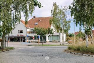 <p><span>DE PINTE| Handelspand te koop in het centrum van De Pinte</span></p><p><span> </span></p><p><span>Dit voormalig bankkantoor geniet van een uitstekende centrale ligging aan de Baron de Gieylaan. Een locatie die wonen, werken en ondernemen op een aangename manier combineert. </span></p><p><span>Een bijzonder interessante locatie voor wie op zoek is naar een </span><span>goed bereikbare kantoor-, praktijk- of handelslocatie</span><span>, op korte afstand van Gent en tegelijk gelegen in de aangename en residentiële omgeving van De Pinte. </span></p><p><span> </span></p><p><span>Troeven: </span></p><ul><li><span>Commerciële ligging</span><span> nabij andere handelszaken, horeca en dienstverlening</span></li><li><span>Goede </span><span>zichtbaarheid </span><span>met veel</span><span> passage </span><span>aan centrale straat</span></li><li><span>Uitstekende </span><span>bereikbaarheid - </span><span>vlotte verbinding met </span><span>de N60, E17</span><span>, </span><span>E40</span><span> en op wandelafstand van het </span><span>station De Pinte</span></li><li><span>Ruime oppervlakte</span><span> van maar liefst </span><span>383m²</span></li><li><span>Diverse invullingen mogelijk</span></li><li><span>Private bezoekersparkeerplaatsen</span><span> gelegen voor het gebouw</span></li></ul><p><span> </span></p><p><span>Richtprijs: </span><span>699.000 EUR</span></p><p><span>EPC: Niet-residentiële eenheid - Label C- UC: 20260629-0003902763-KNR-1</span></p><p><span> </span></p><p><span>Interesse of graag een bezoek ter plaatse? Contacteer Axel via 09 245 24 24 of <span>axel@axellenaerts.be</span></span><span> <br /><br /></span></p>