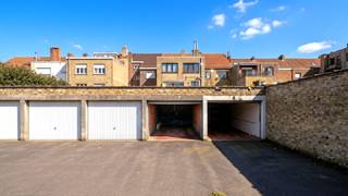 Centraal gelegen garagebox te Heist, op wandelafstand van het station. Makkelijk bereikbaar en gelegen in een garagecomplex op straatniveau.