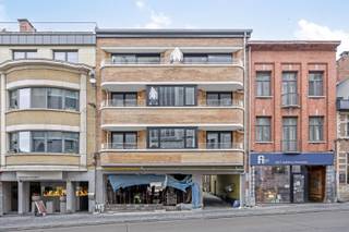 Dit ruime duplex-appartement op de derde verdieping, gelegen in het hartje van Leuven, bevindt zich in een kleinschalige residentie.Bij binnenkomst...