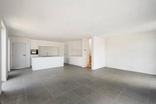 Deze nieuwbouwwoning wordt de komende weken volledig afgewerkt volgens de kenmerken van de linke woning en omvat een inkomhal met gastentoilet, woonkamer, open keuken, berging, 3 slaapkamers, 1 badkamer. Dankzij de moderne architectuur alsook de ecologische waarden hebben deze woningen veel karakter en comfort.<br /><br />Gelijkvloers:<br />Via de inkomhal, voorzien van een gastentoilet met handenwasser, betreedt u de ruime woon- en eetkamer. Grote raampartijen zorgen hier voor een overvloed aan natuurlijk licht. De leefruimte sluit naadloos aan op de volledig uitgeruste keuken met kookeiland en aparte koffiehoek, een echte troef voor liefhebbers van koken en gezellig samenzijn. Aansluitend bevindt zich een ruimte, praktische bering/ wasplaats. <br /><br />Eerste verdieping:<br />Op de eerste verdieping bevinden zich drie volwaardige slaapkamers, waaronder een ruime masterbedroom. De moderne badkamer is uitgerust met een ligbad, inloopdouche en dubbele wastafel in meubel. Daarnaast vindt u op deze verdieping een apart tweede toilet en een ruime nachthal, waar u indien gewenst ingemaakte kasten kan voorzien.<br /><br />Buitenruimte:<br />De tuin werd aangelegd met een ingezaaid gazon, siergrassen en een mooi zonneterras. De oprit is smaakvol uitgevoerd in grind en biedt een verzorgde, uitnodigende uitstraling. <br /><br />Prijs is exclusief notariskosten, exclusief btw (21%) op constructieaandeel (305.000 EUR) en exclusief registratierechten (12%) op grondaandeel (161.000 EUR). <br /><br />Buitengewone kenmerken:<br />- Bouwjaar 2026<br />- E-peil: -11<br />- Vloerverwarming<br />- Warmtepomp (lucht/water)<br />- 12 zonnepanelen<br />- Houtskeletbouw<br />- Hoogwaardige afwerking<br />- Praktische indeling en royale lichtinval