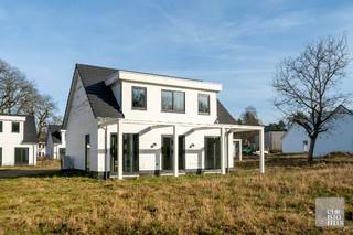 Sibomat bouwde 9 luxe vakantiewoningen instap-klaar in het prachtige Landal vakantiepark Mooi Zutendaal, waarvan al 6 verkocht.<br />Investeren in een vakantiewoning met vaste huurinkomensten tussen €1.553 en €1.626 per maand kan dus onmiddelijk. Daarnaast kan u zelf tot 3 weken per jaar van deze luxe vakantiewoning genieten.<br /><br />Er resten nog 3 vakantiewoning, type Narvik, telkens met 3 grote slaapkamers geschikt voor 6 personen. Alle vakantiewoningen hebben een welnessruimte met aparte douche en een infra-roodcabine. <br /><br />De woningen zijn voorzien met duurzame materialen en de moderne uitrusting zoals een warmtepomp, vloerverwarming en koeling zorgen voor het hele jaar door voor comfort.<br /><br />Vakantiepark beheerder Landal staat in voor de verhuur van de woningen, het onderhoud, het beheer van de inboedel en andere ondersteuning.  Het Landal Mooi Zutendaal park heeft een hoge bezettingsgraad van 78%.  Kortom, een zorgeloze investering.<br /><br />Bent u benieuwd ? Neem dan zeker contact met ons op 09 388 71 95 of via info@sibomat.be.