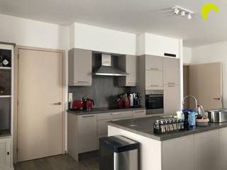 <p><span> </span><span>Dans le centre-ville animé de Malines, nous trouvons cet appartement spacieux et aménagé de façon moderne, comprenant 2 chambres à coucher. L'appartement a été construit en 2012 et est également connu sous le nom de Résidence Clarenhof. Grâce à sa situation centrale, nous bénéficions dune connexion facile, à pied, à vélo, en transports en commun ou en voiture, vers les rues commerçantes piétonnes, les restaurants et établissements conviviaux, différentes facultés et musées, les supermarchés, les hôpitaux, les axes routiers, etc. ...</span></p><p><span> </span></p><p><span>Indépen</span><span></span><span>dance:</span></p><p><span><br /></span><span>Nous entrons dans l'appartement par le vaste hall d'entrée avec toilettes pour invités et suffisamment d'espace pour un vestiaire. En poursuivant notre chemin, nous arrivons dans un séjour spacieux et lumineux avec cuisine ouverte. La cuisine offre tout le confort nécessaire et comprend : suffisamment d'espace de rangement (des deux côtés de l'îlot de cuisson), un évier et demi avec égouttoir, un lave-vaisselle, un réfrigérateur encastré avec compartiment congélateur, un four à chaleur tournante, une hotte aspirante et une plaque de cuisson vitrocéramique.</span></p><p><span>Le hall de nuit sépare l'espace de vie des deux chambres à coucher spacieuses (15 m² et 12 m²) et de la salle de bains. La salle de bains est équipée dune baignoire, dune douche à l'italienne, d'un meuble lavabo et de toilettes. Le hall de nuit donne également accès à un débarras pratique avec raccordements pour lave-linge et sèche-linge.</span></p><p><span>Enfin, un spacieux espace de rangement en cave est également compris dans le prix de location.</span></p><p><span> </span></p><p><span>Informations utiles:</span></p><p><span><br />- Disponibilité: 01/12/2026 (ou plus tôt après concertation)<br />- Charges mensuelles: </span><span>€</span><span>125 (ascenseur, minuterie, entretien des parties communes, ...)<br />- État des lieux: </span><span>€</span><span>225 par partie<br />- Garantie locative: 3 mois<br />- PEB: label A, 99 kWh/m²/an</span></p><p><span> </span></p><p><span>PLANIFIEZ DÈS À PRÉSENT VOUS-MÊME VOTRE RENDEZ-VOUS VIA NOTRE MODULE EN LIGNE<br />Rendez-vous sur le bien concerné sur notre site www.habicom.be et cliquez ensuite sur le bouton rose « PLANIFIER UNE VISITE ».</span></p><p><span>Vous souhaitez connaître la valeur de votre logement ? Vérifiez-la gratuitement sur www.watismijnhuiswaard.be </span></p><p><span> </span></p>