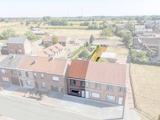 e op zoek naar een leuke woning met een grote en zuidgerichte tuin? Gevonden!<p>Deze woning is gelegen te Rinkhout in Zele, met een zeer goede verbinding naar autosnelwegen en op korte afstand van het centrum van Zele. Met het EPC D heb je ook geen renovatieverplichting!</p><p><br /></p><p>GLV: via de inkomhal (4m²) en berging onder de trap, bereiken we de ruime en lichtrijke woonkamer (40m²). De keuken (4m²) is basis ingericht en sluit mooi aan bij de woonkamer voor een ideaal contact tussen de twee ruimten. Verder is er nog de badkamer (4m²) met ligbad met douchevoorziening, toilet en lavabomeubel, alsook een handige berging (4m²) met aansluiting voor wasmachine en droogkast. </p><p>Buiten vinden we de zuidgerichte grote tuin met terras. </p><p>1steV: op de bovenverdieping bevinden zich de nachthal (5m²) en de 3 slaapkamers (14-9-5m²). </p><p><br /></p><p>Ook biedt de woning vele parkeermogelijkheden. Zo is er vooraan de woning een oprit voor 1 &amp; 2 wagens. </p><p>Achteraan is er een garage en autostaanplaats voorzien. </p><p><br /></p><p>Ben je benieuwd of je van dit huis jouw thuis kan maken? Maak snel een afspraak!</p>