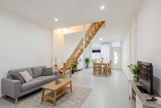 <p>Bent u op zoek naar een energiezuinige, recent vernieuwde woning op een centrale ligging in Temse? Dan is deze charmante rijwoning zeker een bezoek waard.</p><p>Met een bewoonbare oppervlakte van 103 m² biedt deze woning een praktische en doordachte indeling, gecombineerd met hedendaags comfort en een uitstekende energieprestatie (EPC-label A – 87 kWh/m² jaar).</p><p>Indeling</p><p>U betreedt de woning via de lichtrijke leefruimte, die naadloos overgaat in de open keuken. De keuken is strak afgewerkt in wit design en uitgerust met kasten, kookplaat en spoelbak. Dankzij de dakkoepels geniet u hier van aangename natuurlijke lichtinval, wat zorgt voor een open en ruimtelijk gevoel.</p><p>Achteraan bevinden zich een apart gastentoilet en een moderne badkamer met inloopdouche, stijlvol en onderhoudsvriendelijk afgewerkt. Vanuit de keuken heeft u toegang tot het gezellige tuintje.</p><p>Op de eerste verdieping zijn er twee volwaardige slaapkamers. Via een zolderluik bereikt u de ruime en afgewerkte zolderverdieping, ideaal als hobbyruimte, berging of multifunctionele ruimte.</p><p>Troeven:</p><p>EPC-label A (87 kWh/m² jaar)<br />Zonnepanelen aanwezig<br />Instapklaar en hedendaags afgewerkt<br />2 slaapkamers + afgewerkte zolder<br />Centrale ligging nabij winkels, scholen en verbindingswegen<br />Interessant als starterswoning of investering</p><p>Deze woning combineert energiezuinig wonen met een praktische indeling en een aantrekkelijke prijs-kwaliteitverhouding.</p><p>Contacteer Nathan via 0479/93.41.49 of nathan.van.renterghem@immo-zone.be</p>