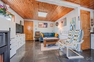 We Invest Ciney Haute-Meuse vous propose cet agréable chalet niché sur un terrain privé dans un domaine paisible sur les hauteurs d'Hastière...