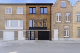 Deze instapklare woning, volledig gerenoveerd in 2025, is ideaal gelegen midden in het centrum van Veurne met zicht op de vaart. Indeling: Bij het...