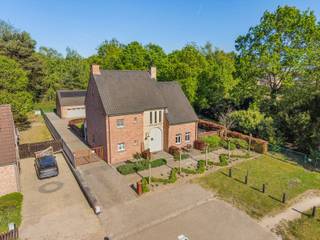 Karaktervolle instapklare pastoriewoning met ruim bijgebouw te Zoerle-Parwijs (Westerlo)Deze prachtige pastoriewoning is rustig gelegen in een...